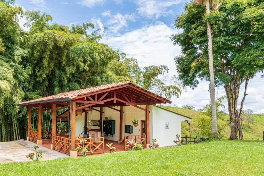 Agradable Cabana Cafetera Con Jacuzzi A 12 Min Del Centro De Pereira Exterior foto